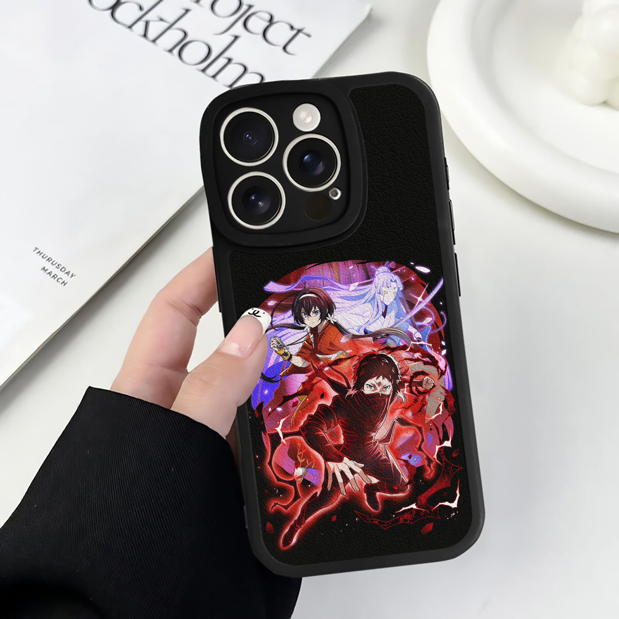 （画像用） 文豪ストレイドッグス Bungo Stray Dogs 【iPhone 16シリーズ対応】シリコンスマホケース（レザー調） 材質：シリコン